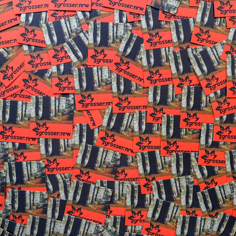 Das Bild zeigt die neuen Flyer-Karten der grosser.nrw GbR .