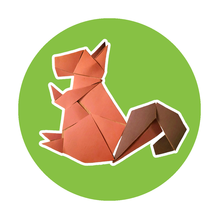 Das Bild zeigt ein Eichhörnchen, das aus Papier in Origami gefaltet wurde.