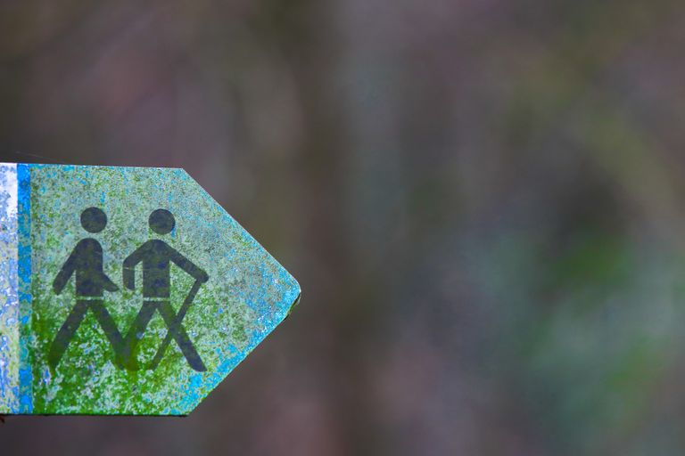 Das Bild zeigt ein Schild, auf dem eine Wanderin und ein Wanderer zu sehen sind.